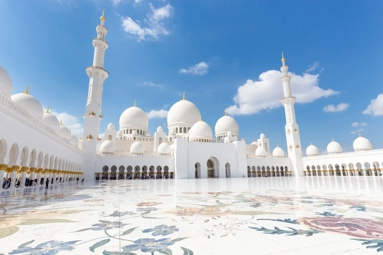 A Comprehensive Guide to the Historic and Spectacular Sheikh Zayed Mosque
